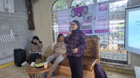 Akademisi Hukum Universitas Sriwijaya, Mona Ervita, saat menjadi pembicara di diskusi tersebut. Foto : Dok AJI Palembang