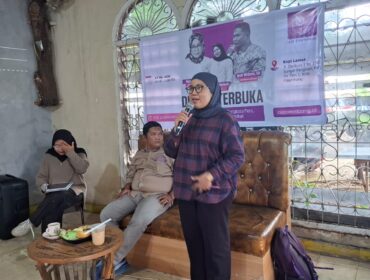 Akademisi Hukum Universitas Sriwijaya, Mona Ervita, saat menjadi pembicara di diskusi tersebut. Foto : Dok AJI Palembang