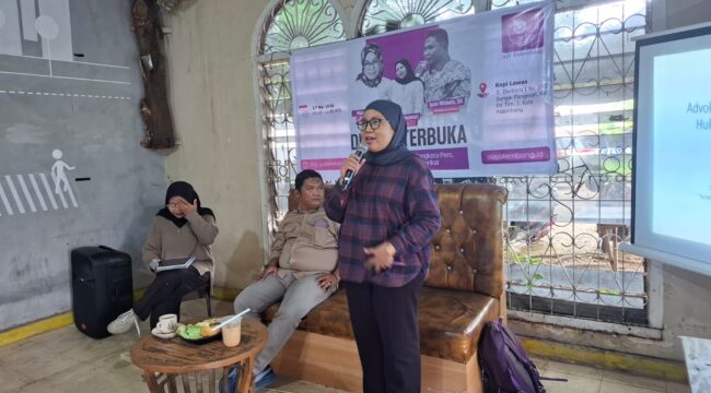 Akademisi Hukum Universitas Sriwijaya, Mona Ervita, saat menjadi pembicara di diskusi tersebut. Foto : Dok AJI Palembang