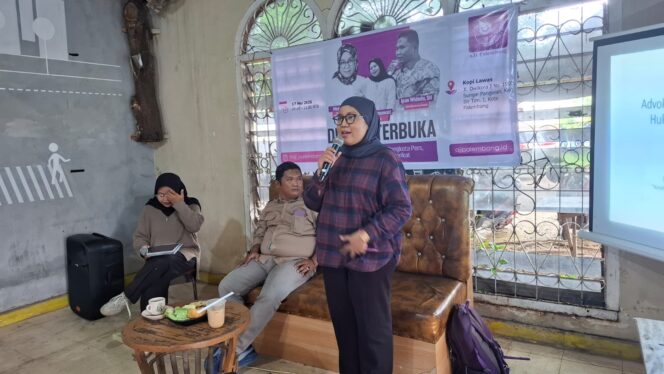 
Akademisi Hukum Universitas Sriwijaya, Mona Ervita, saat menjadi pembicara di diskusi tersebut. Foto : Dok AJI Palembang