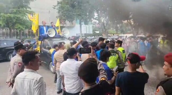 Massa aksi gabungan dari beberapa cabang Pergerakan Mahasiswa Islam Indonesia (PMII) di Sumatera Selatan menggelar demonstrasi di depan Kantor DPRD Sumsel hingga Kantor Gubernur Sumsel, Senin, 18 Mei 2026/ist.