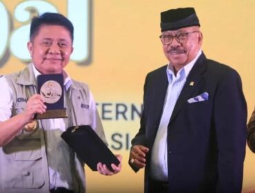 Ketua Fraksi Partai Golkar MPR RI, Melchias Markus Mekeng, bersama Gubernur Sumsel Herman Deru saat mengikuti Sarasehan Kebangsaan MPR RI di Palembang. Foto : Humas Pemprov Sumsel