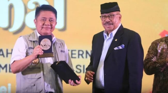 Ketua Fraksi Partai Golkar MPR RI, Melchias Markus Mekeng, bersama Gubernur Sumsel Herman Deru saat mengikuti Sarasehan Kebangsaan MPR RI di Palembang. Foto : Humas Pemprov Sumsel