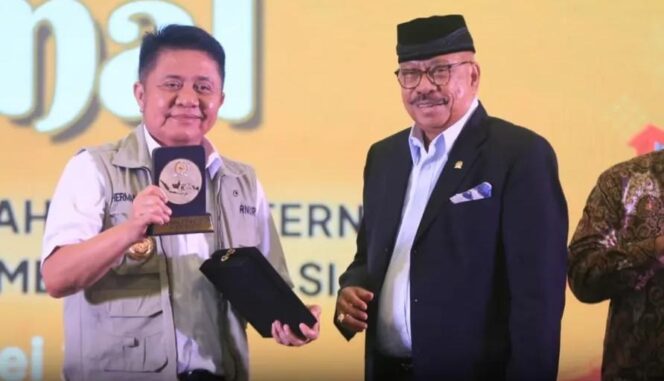 
Ketua Fraksi Partai Golkar MPR RI, Melchias Markus Mekeng, bersama Gubernur Sumsel Herman Deru saat mengikuti Sarasehan Kebangsaan MPR RI di Palembang. Foto : Humas Pemprov Sumsel