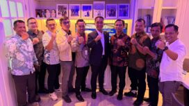 Panitia Khusus (Pansus) Perkebunan DPRD Sumsel, anggota DPRD Sumsel Dapil Banyuasin, masyarakat foto bersama dengan anggota DPR RI Dapil Sumsel Fauzi Amroh setelah mengikuti Rapat Dengar Pendapat (RDP) bersama Komisi II DPR RI dan Kementerian ATR/ BPN, Selasa (19/5/2026) di Komisi II Jakarta.