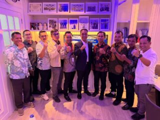 Panitia Khusus (Pansus) Perkebunan DPRD Sumsel, anggota DPRD Sumsel Dapil Banyuasin, masyarakat foto bersama dengan anggota DPR RI Dapil Sumsel Fauzi Amroh setelah mengikuti Rapat Dengar Pendapat (RDP) bersama Komisi II DPR RI dan Kementerian ATR/ BPN, Selasa (19/5/2026) di Komisi II Jakarta.