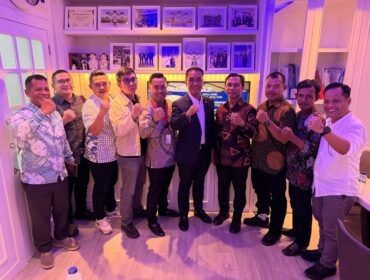 Panitia Khusus (Pansus) Perkebunan DPRD Sumsel, anggota DPRD Sumsel Dapil Banyuasin, masyarakat foto bersama dengan anggota DPR RI Dapil Sumsel Fauzi Amroh setelah mengikuti Rapat Dengar Pendapat (RDP) bersama Komisi II DPR RI dan Kementerian ATR/ BPN, Selasa (19/5/2026) di Komisi II Jakarta.