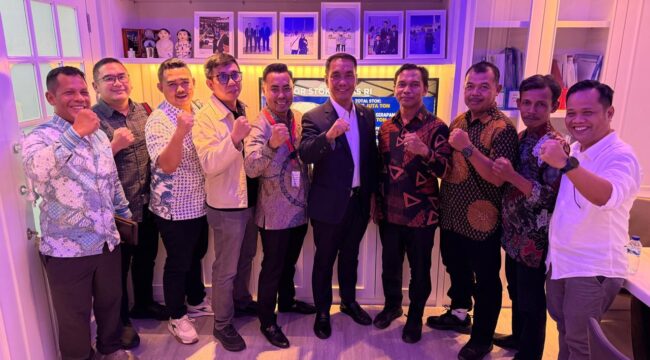 Panitia Khusus (Pansus) Perkebunan DPRD Sumsel, anggota DPRD Sumsel Dapil Banyuasin, masyarakat foto bersama dengan anggota DPR RI Dapil Sumsel Fauzi Amroh setelah mengikuti Rapat Dengar Pendapat (RDP) bersama Komisi II DPR RI dan Kementerian ATR/ BPN, Selasa (19/5/2026) di Komisi II Jakarta.