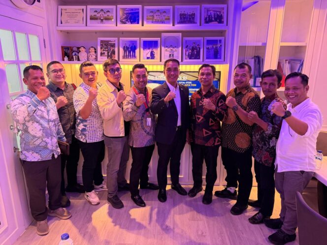 
Panitia Khusus (Pansus) Perkebunan DPRD Sumsel, anggota DPRD Sumsel Dapil Banyuasin, masyarakat foto bersama dengan anggota DPR RI Dapil Sumsel Fauzi Amroh setelah mengikuti Rapat Dengar Pendapat (RDP) bersama Komisi II DPR RI dan Kementerian ATR/ BPN, Selasa (19/5/2026) di Komisi II Jakarta.