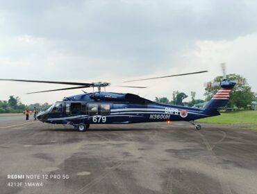 Helikopter Black Hawk N360UH/UH-60A milik operator PT Arya Guna Aksata (AGA) tersebut resmi tiba dan disiagakan untuk mendukung penanganan darurat bencana asap akibat karhutla di wilayah Sumsel. Foto : Dok BPBD Sumsel