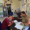 Seorang ayah di Palembang minta anaknya buang sampah di Jembatan Ampera akhirnya diberi sanksi tegas/Instagram: Ratudewa.