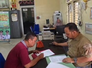 Seorang ayah di Palembang minta anaknya buang sampah di Jembatan Ampera akhirnya diberi sanksi tegas/Instagram: Ratudewa. 