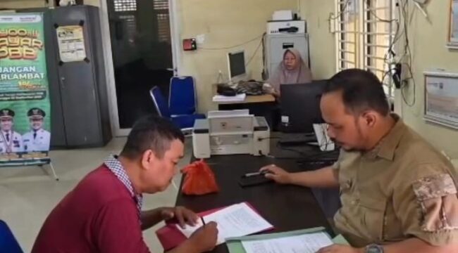 Seorang ayah di Palembang minta anaknya buang sampah di Jembatan Ampera akhirnya diberi sanksi tegas/Instagram: Ratudewa. 