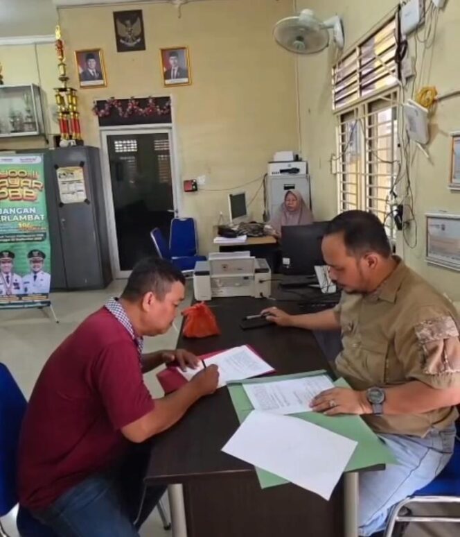 
Seorang ayah di Palembang minta anaknya buang sampah di Jembatan Ampera akhirnya diberi sanksi tegas/Instagram: Ratudewa. 