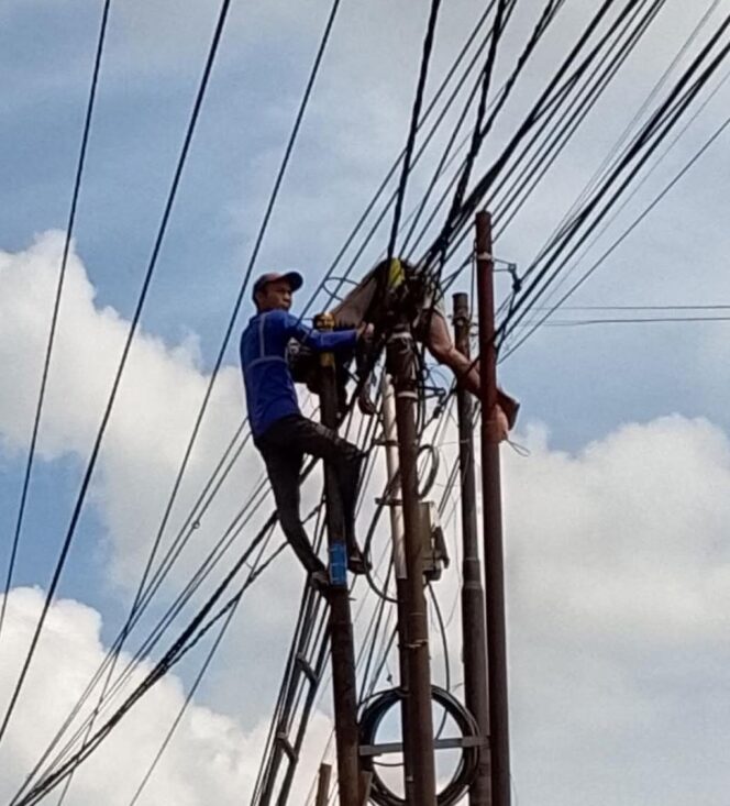 
Teknisi Wifi Tersengat Listrik di Banyuasin, Sempat Tergantung di Kabel Selama Satu Jam