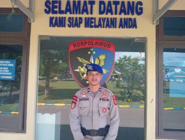 Anggota kepolisian dari Ditpolairut Polda Sumsel, Bripda M. Kadapi yang dengan tulus membantu biaya pelunasan administrasi dan pemakaman sang bayi/ist.