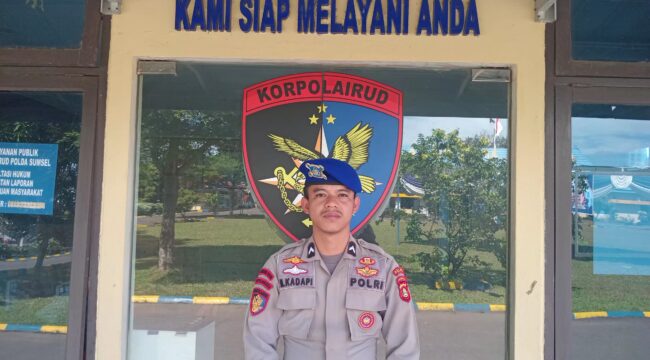 Anggota kepolisian dari Ditpolairut Polda Sumsel, Bripda M. Kadapi yang dengan tulus membantu biaya pelunasan administrasi dan pemakaman sang bayi/ist.
