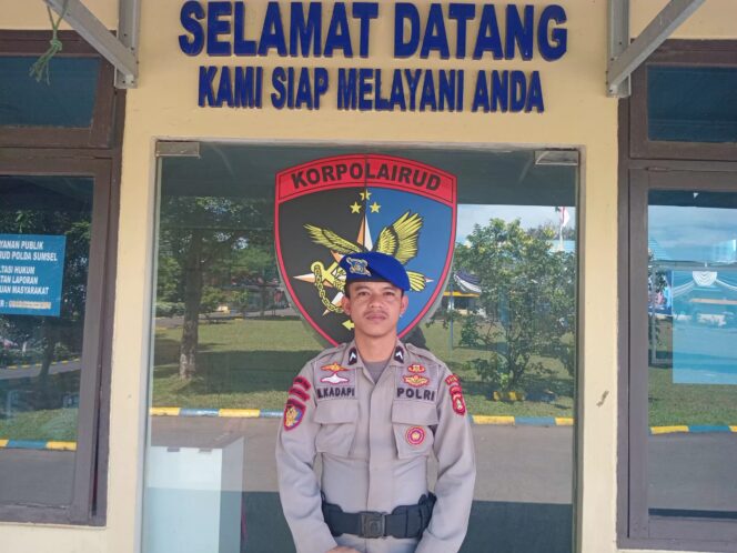 
Anggota kepolisian dari Ditpolairut Polda Sumsel, Bripda M. Kadapi yang dengan tulus membantu biaya pelunasan administrasi dan pemakaman sang bayi/ist.
