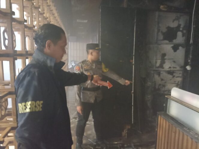 
Polisi saat OlahTKP. Foto : Dok. Polsek IB 1