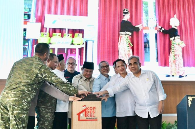 
Presiden Prabowo Resmikan Operasional 1.061 Koperasi Desa Kelurahan Merah Putih