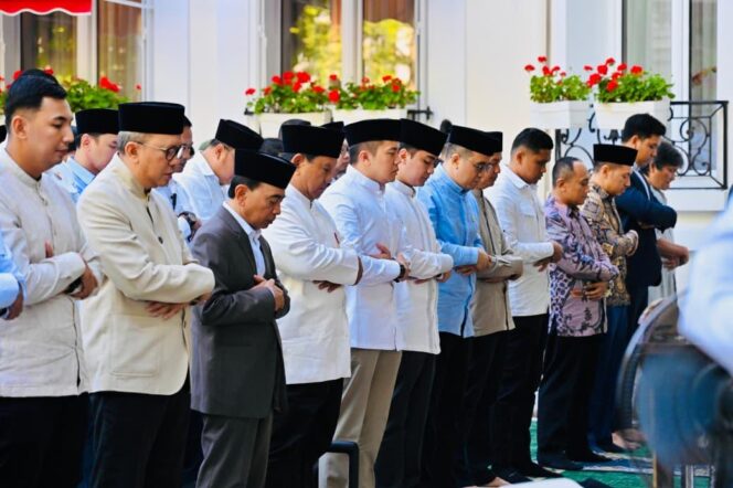 
Presiden Prabowo Salat Iduladha di Paris