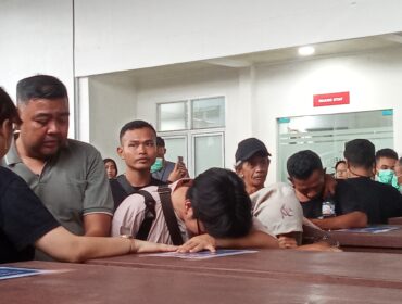 Proses penyerahan jenazah korban kecelakaan ke pihak keluarga/Anyelir. 
