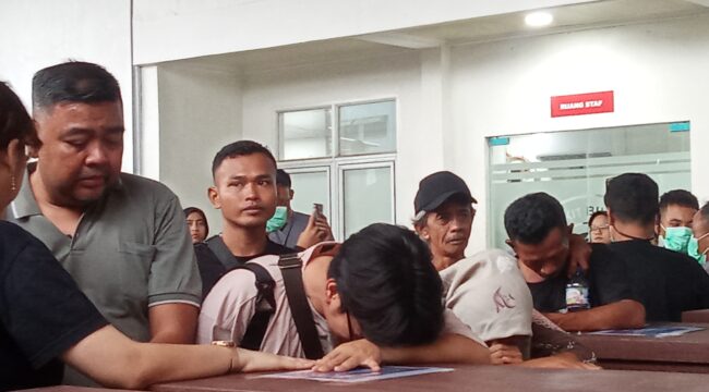 Proses penyerahan jenazah korban kecelakaan ke pihak keluarga/Anyelir. 