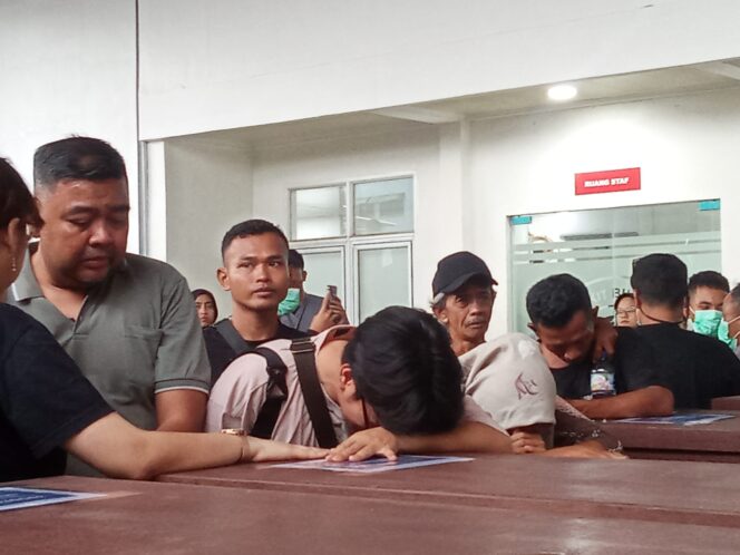 
Proses penyerahan jenazah korban kecelakaan ke pihak keluarga/Anyelir. 