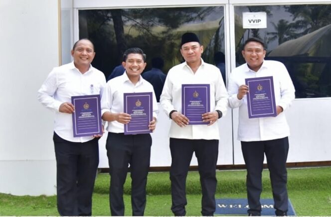 
Ketua DPRD Sumsel Andie Dinialdie Terima Piagam Penghargaan dari Lemhanas