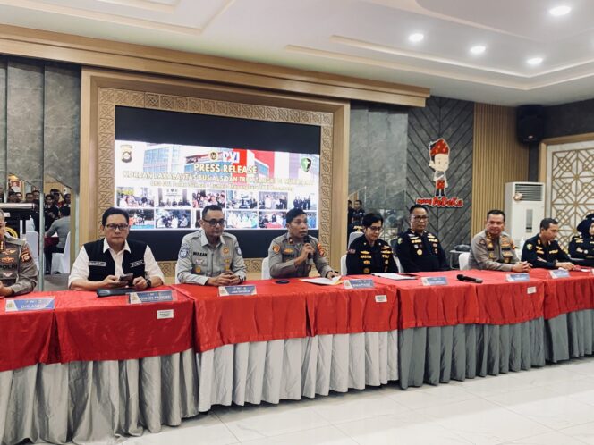 
Konferensi pers yang diadakan di RS Bhayangkara/Anyelir.
