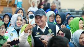 Gubernur Sumsel, Herman Deru saat bertemu para buruh di kegiatan sarasehan di Auditorium Bina Praja Palembang. Foto : Humas Pemprov Sumsel