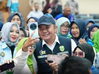 Gubernur Sumsel, Herman Deru saat bertemu para buruh di kegiatan sarasehan di Auditorium Bina Praja Palembang. Foto : Humas Pemprov Sumsel