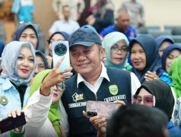 Gubernur Sumsel, Herman Deru saat bertemu para buruh di kegiatan sarasehan di Auditorium Bina Praja Palembang. Foto : Humas Pemprov Sumsel