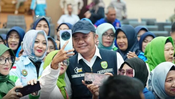 
Gubernur Sumsel, Herman Deru saat bertemu para buruh di kegiatan sarasehan di Auditorium Bina Praja Palembang. Foto : Humas Pemprov Sumsel