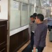 Para petugas Dishub Palembang hendak masuk ke ruangan untuk di BAP. Foto : Istimewa
