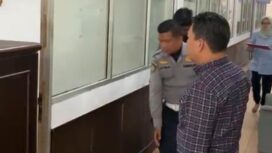 Para petugas Dishub Palembang hendak masuk ke ruangan untuk di BAP. Foto : Istimewa
