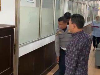 Para petugas Dishub Palembang hendak masuk ke ruangan untuk di BAP. Foto : Istimewa