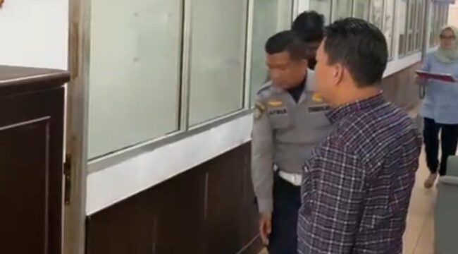 Para petugas Dishub Palembang hendak masuk ke ruangan untuk di BAP. Foto : Istimewa