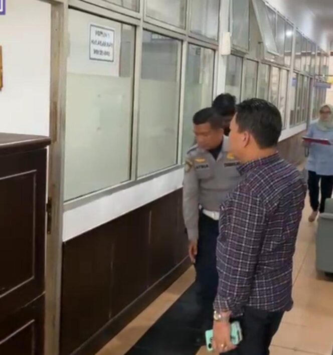 
Para petugas Dishub Palembang hendak masuk ke ruangan untuk di BAP. Foto : Istimewa