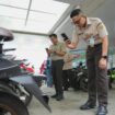 Kepala Bapenda Sumsel Ahmad Rizwan saat mengecek pajak kendaraan yang sedang parkir. Foto : Bapenda Sumsel