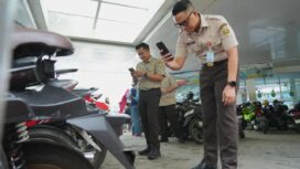 Kepala Bapenda Sumsel Ahmad Rizwan saat mengecek pajak kendaraan yang sedang parkir. Foto : Bapenda Sumsel