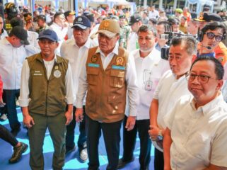 MenkoPolkam RI, Djamari Chaniago saat melihat stand APP di Apel Kesiapsiagaan Penanggulangan Bencana Kebakaran Hutan dan Lahan (Karhutla) Nasional Tahun 2026 di Griya Agung, Palembang. Foto : Istimewa