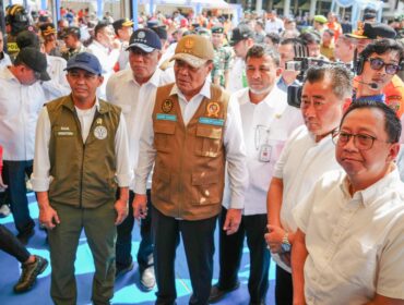 MenkoPolkam RI, Djamari Chaniago saat melihat stand APP di Apel Kesiapsiagaan Penanggulangan Bencana Kebakaran Hutan dan Lahan (Karhutla) Nasional Tahun 2026 di Griya Agung, Palembang. Foto : Istimewa