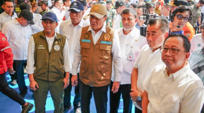 MenkoPolkam RI, Djamari Chaniago saat melihat stand APP di Apel Kesiapsiagaan Penanggulangan Bencana Kebakaran Hutan dan Lahan (Karhutla) Nasional Tahun 2026 di Griya Agung, Palembang. Foto : Istimewa