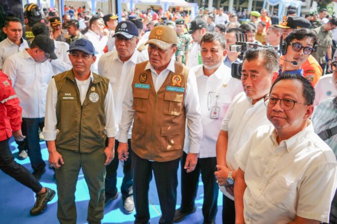 
MenkoPolkam RI, Djamari Chaniago saat melihat stand APP di Apel Kesiapsiagaan Penanggulangan Bencana Kebakaran Hutan dan Lahan (Karhutla) Nasional Tahun 2026 di Griya Agung, Palembang. Foto : Istimewa