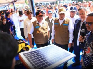 MenkoPolkam, Djamari Chaniago didampingi Gubernur Sumsel Herman Deru saat melihat stand terkiat kesiapsiagan Karhutla di Sumsel. Foto : Humas Pemprov Sumsel