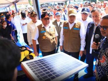 MenkoPolkam, Djamari Chaniago didampingi Gubernur Sumsel Herman Deru saat melihat stand terkiat kesiapsiagan Karhutla di Sumsel. Foto : Humas Pemprov Sumsel