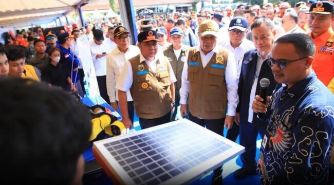 MenkoPolkam, Djamari Chaniago didampingi Gubernur Sumsel Herman Deru saat melihat stand terkiat kesiapsiagan Karhutla di Sumsel. Foto : Humas Pemprov Sumsel