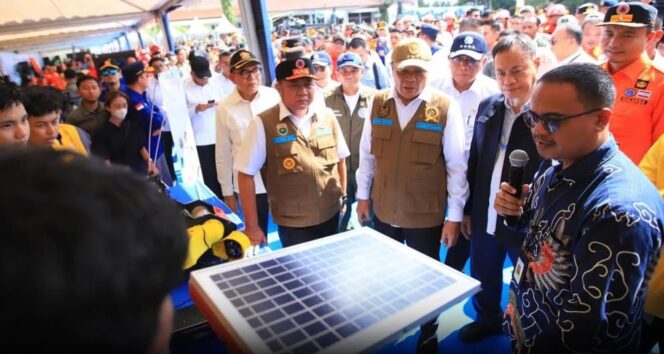 
MenkoPolkam, Djamari Chaniago didampingi Gubernur Sumsel Herman Deru saat melihat stand terkiat kesiapsiagan Karhutla di Sumsel. Foto : Humas Pemprov Sumsel