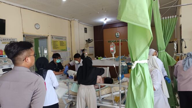 
Suasana korban kecelakaan bus ALS yang selamat saat mendapatkan perawatan di rumah sakit RSUD Siti Aisyah, Lubuklinggau, Rabu (6/5/2026).